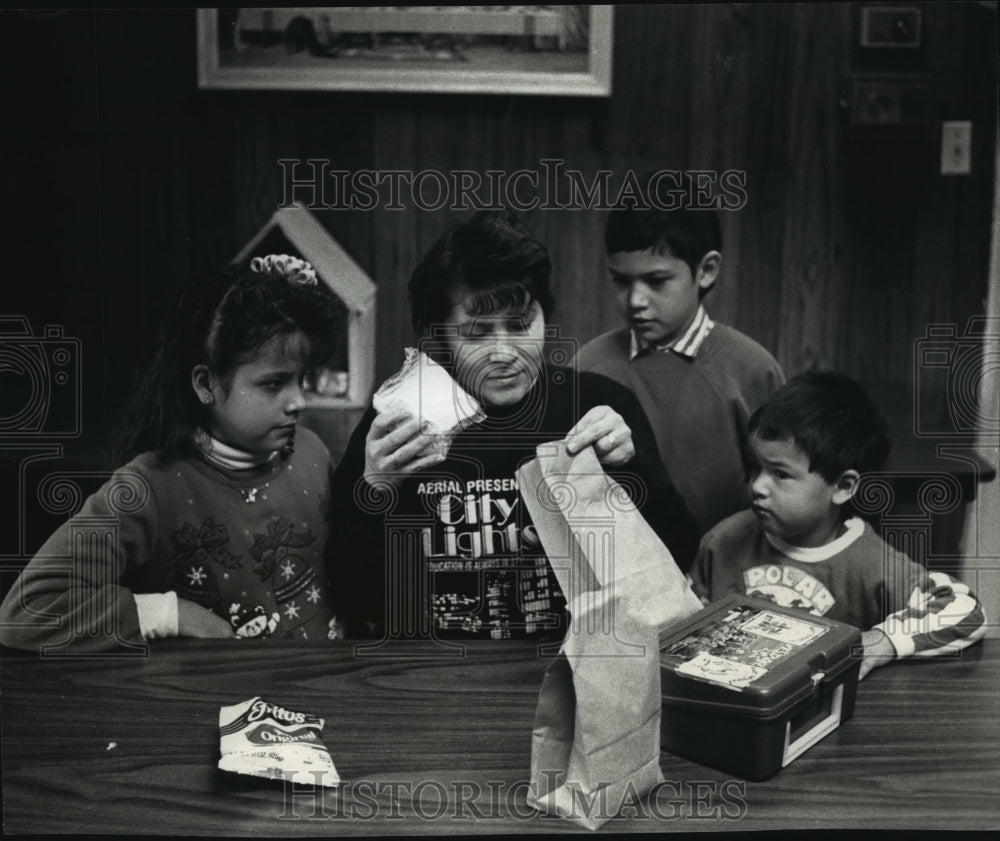 1990 Press Photo Juana Mesa packs kids lunch at Hebron House of Hospitality. - Historic Images