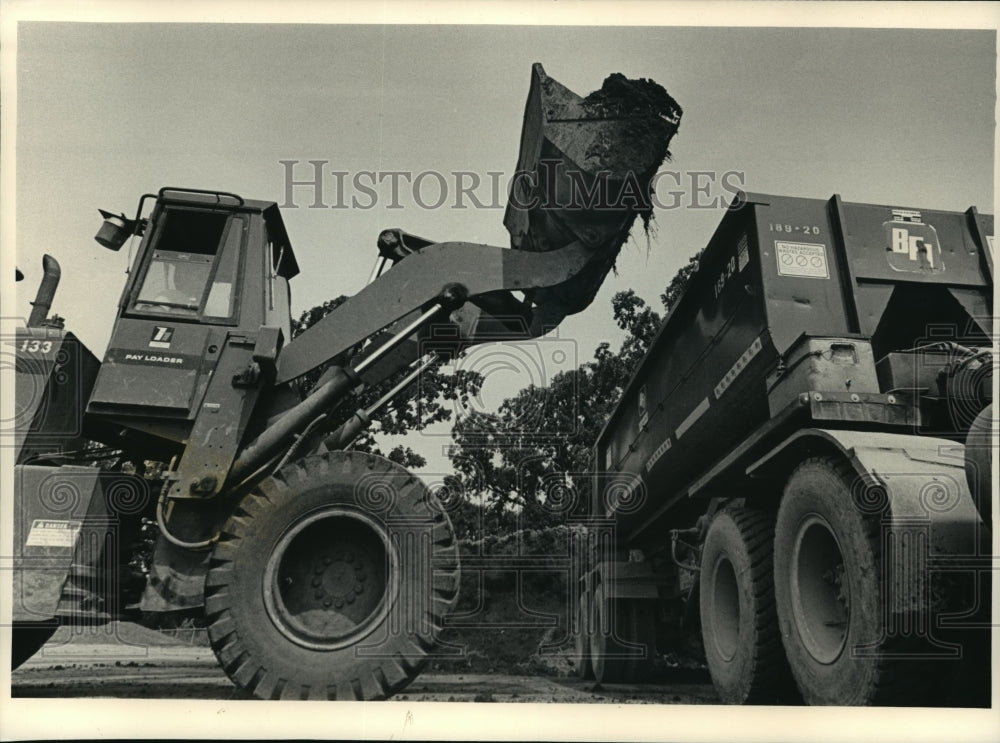 1987 Press Photo A Loader Filled a Dump Truck with Contaminated Sludge - Historic Images