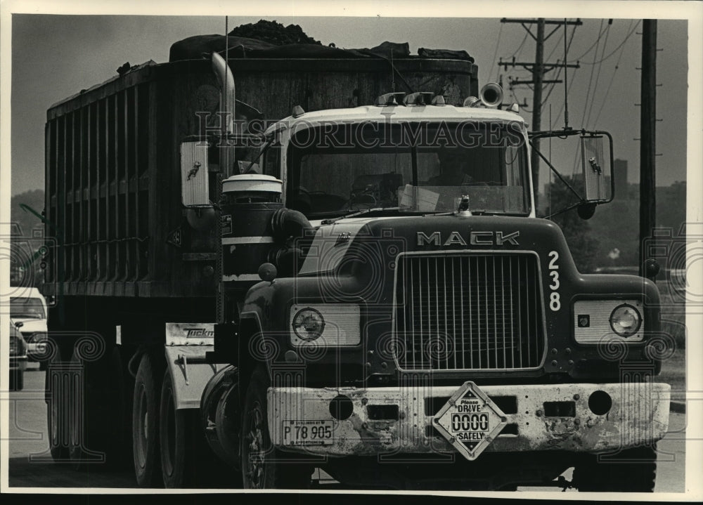 1987 Press Photo Truck with Cadmium-tainted sludge in Waukesha, Wisconsin - Historic Images