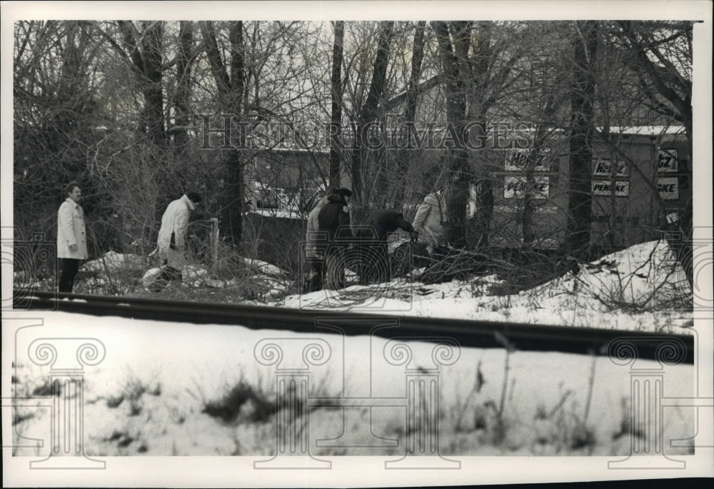 1988 Press Photo Officials Search Area Where Body was Found, Waukesha, Wisconsin - Historic Images