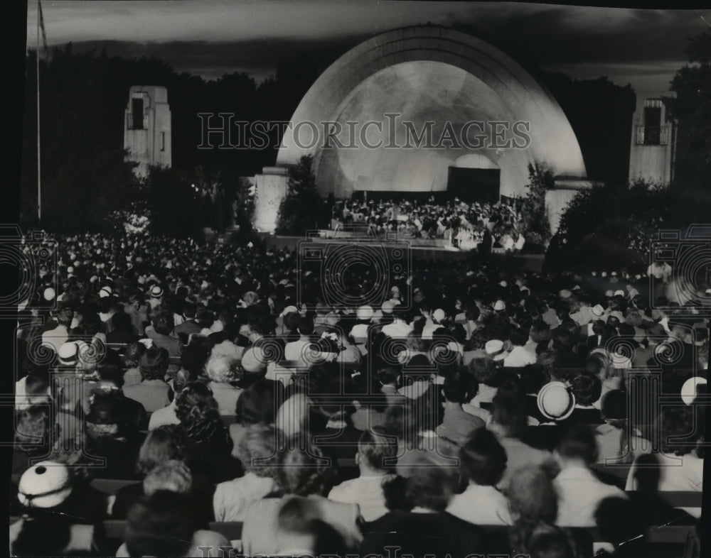 1950 Press Photo Music Under the Stars at the Temple of Music in Milwaukee, WI. - Historic Images