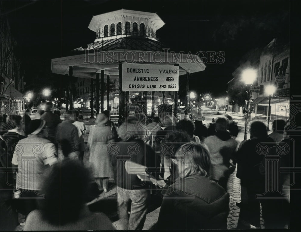 1986 Press Photo Vigil in Waukesha honor of women victims of domestic violence. - Historic Images