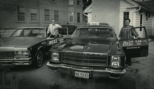1984 Press Photo Owners at Waukesha's new Best Cab Co. stand beside their taxis. - Historic Images