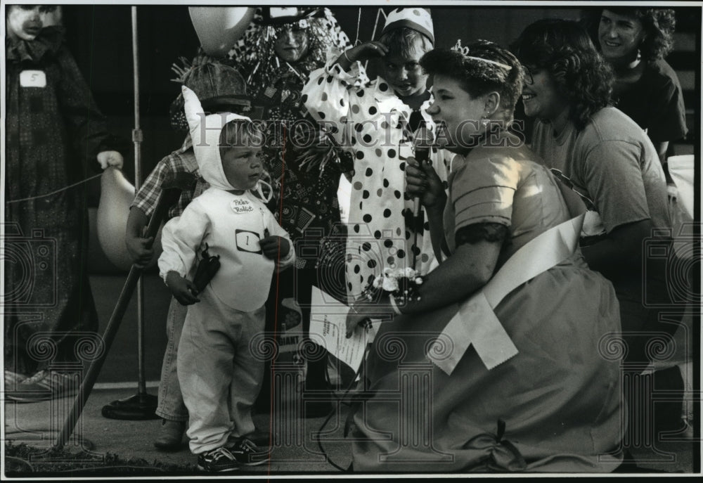 1993 Press Photo Jenny Degnitz Presents Costume Award at Washington County Fair - Historic Images