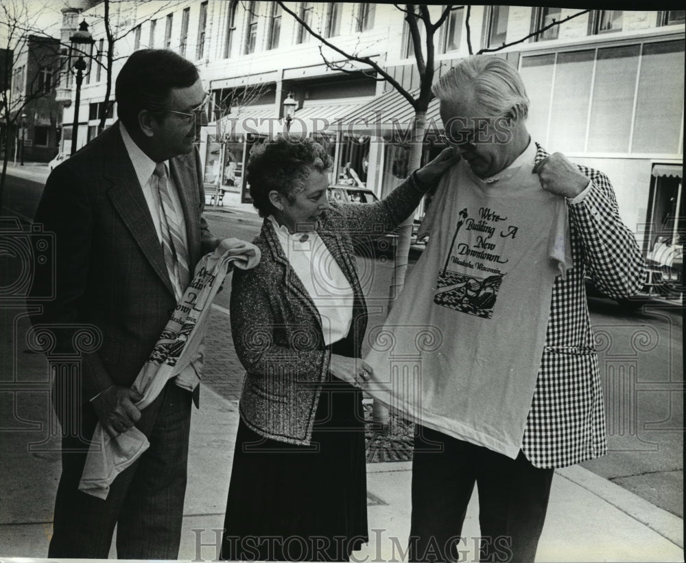 1983 Press Photo Mayor Paul J. Keenan with T-shirt Promoting Waukesha Downtown - Historic Images