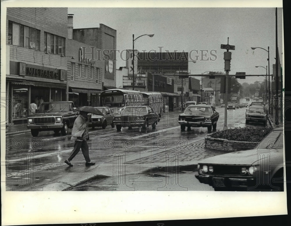 1982 Press Photo Pedestrian makes his way across main intersection in Waukesha. - Historic Images