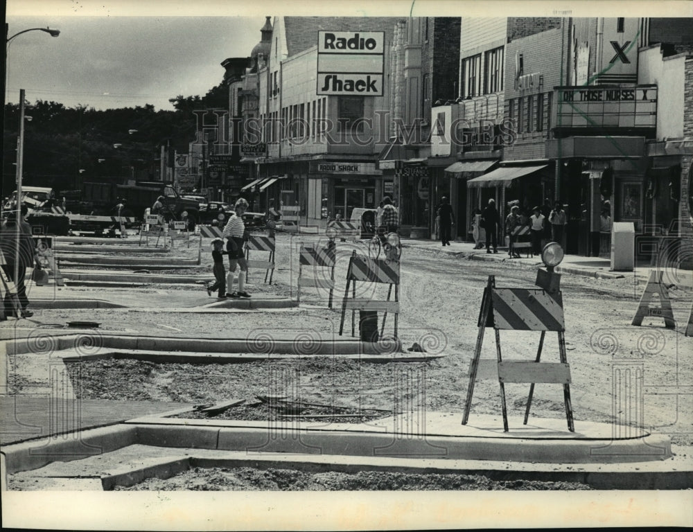 1983 Press Photo Waukesha, WI Main Street construction on concrete curbs. - Historic Images