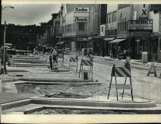 1983 Press Photo Waukesha, WI Main Street construction on concrete curbs. - Historic Images