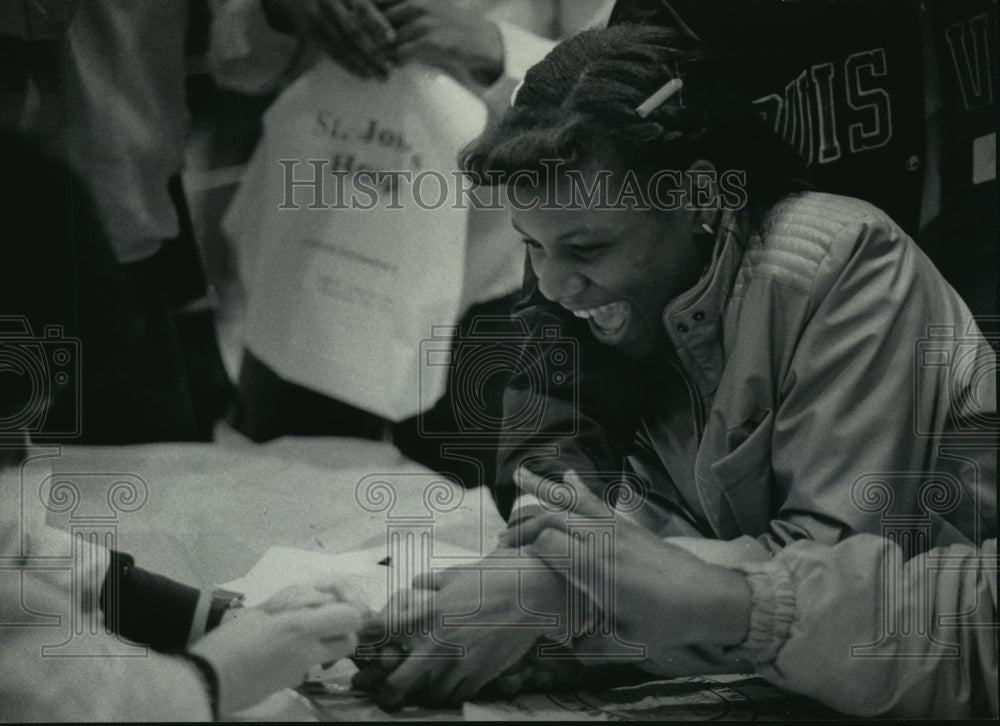 1984 Press Photo Barbara Finnie gets finger pricked by nurse at health fair. - Historic Images