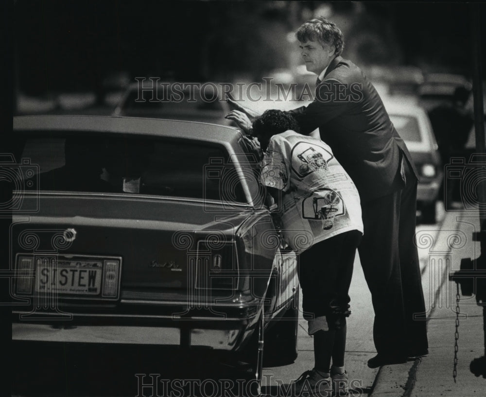 1992 Press Photo Robert Nelson keeps traffic moving at Washington High School - Historic Images