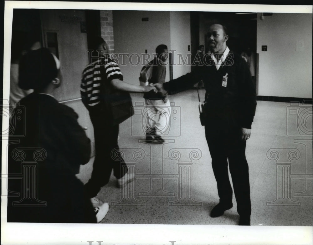 1995 Press Photo Washington High Security Guard Lem Bonds Welcomes Students - Historic Images