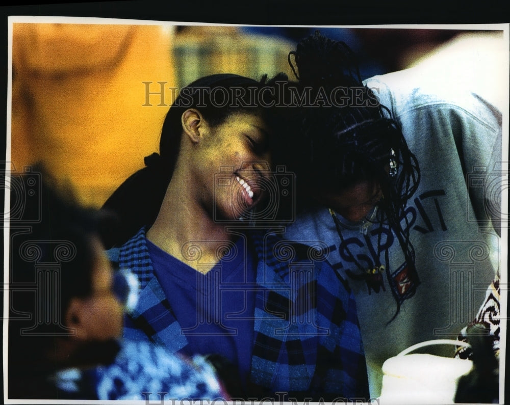 1994 Press Photo Chamia Foster and Chastity Washington. Washington High School - Historic Images