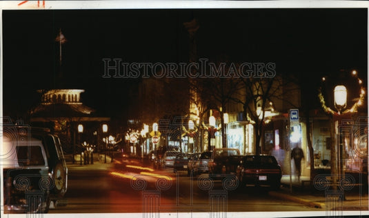1993 Press Photo Waukesha Spring House along Decorated City Street - mja24792 - Historic Images