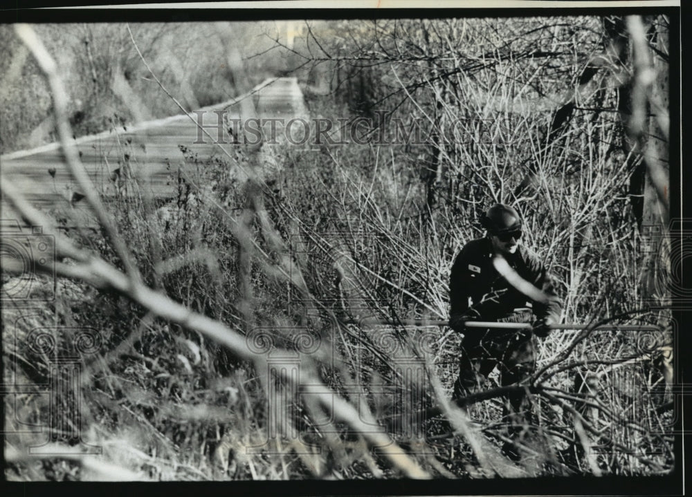 1992 Press Photo Tim Kajuwa Waukesha City Arborist Clears Brush from Fox River - Historic Images