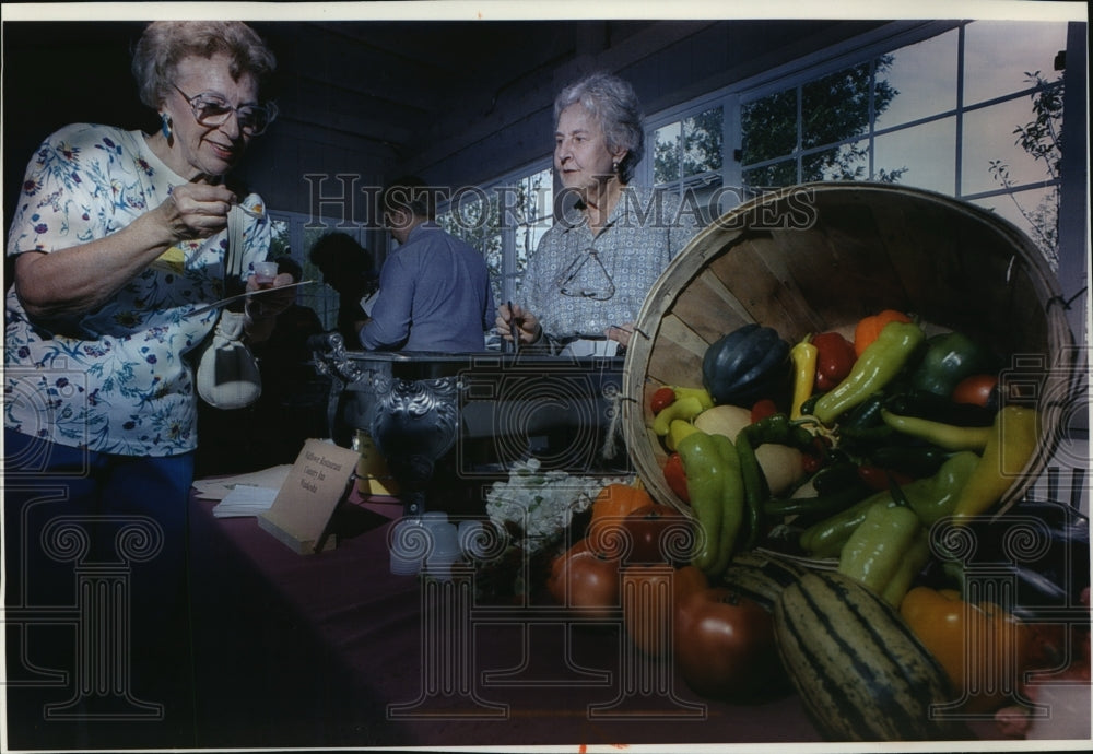 1993 Press Photo Tasting at the Seventh Annual Chili Cook-Off Country Festival - Historic Images