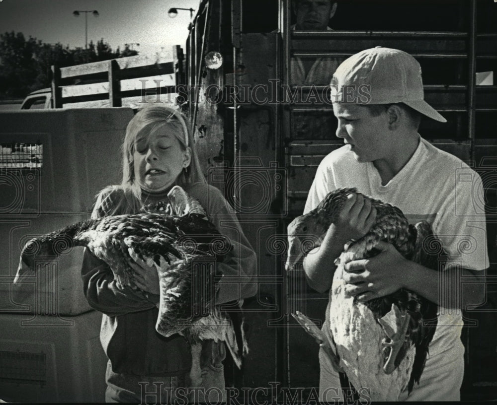 1992 Press Photo Pewaukee Winkelman Siblings Bring Geese to 4-H Barn - mja24807 - Historic Images