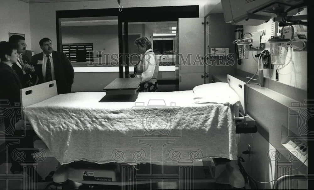 1991 Press Photo Joan Lapczynski describes Waukesha Memorial Hospital Addition - Historic Images