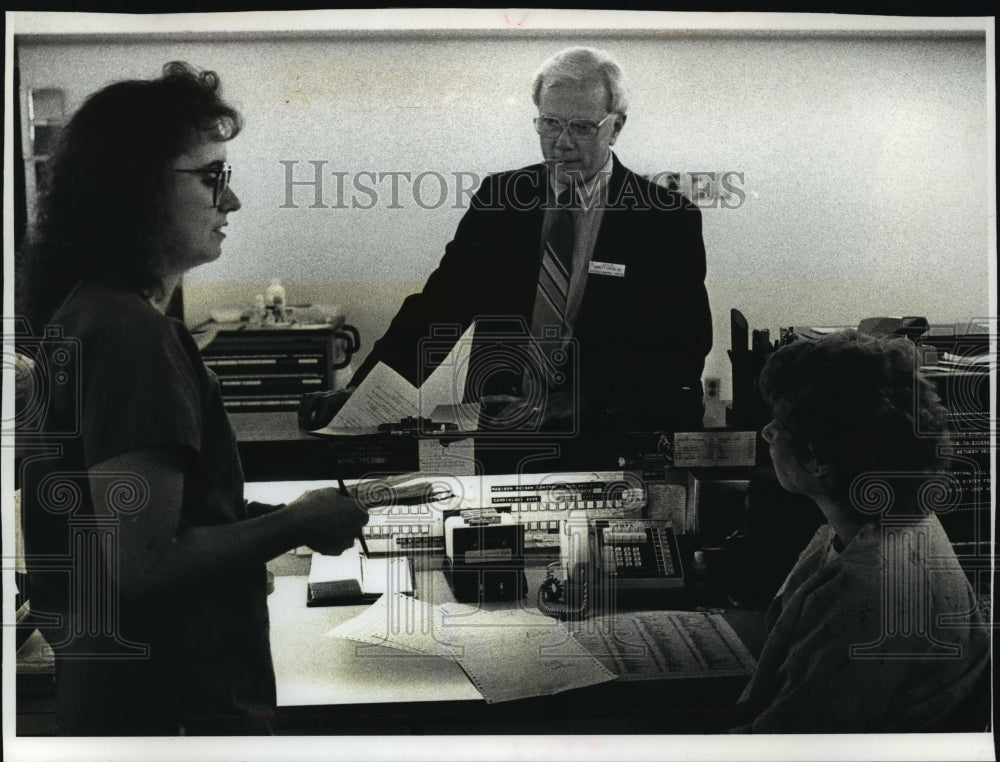 1989 Press Photo Garrett Kamerling Checks in at the Nurses Station - mja24813 - Historic Images