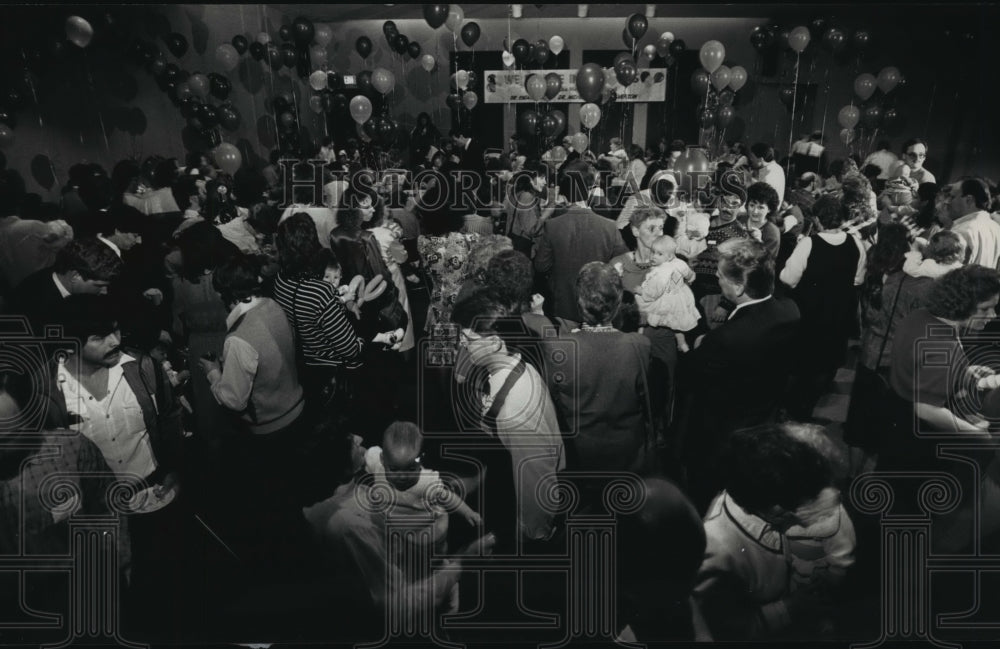 1989 Press Photo Guests at a Party at Waukesha Memorial Hospital - mja24817 - Historic Images