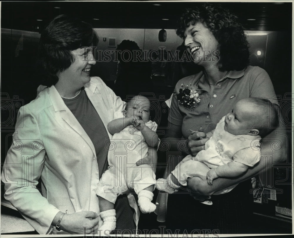 1986 Press Photo Guests and a Nurse at a Party at Waukesha Memorial Hospital - Historic Images