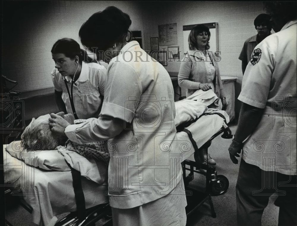 1981 Press Photo A woman treated in the trauma room. - mja24825 - Historic Images