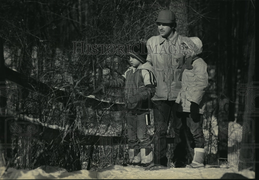 1985 Press Photo Pat Streff and Children in Wehr Nature Center in Hales Corners - Historic Images
