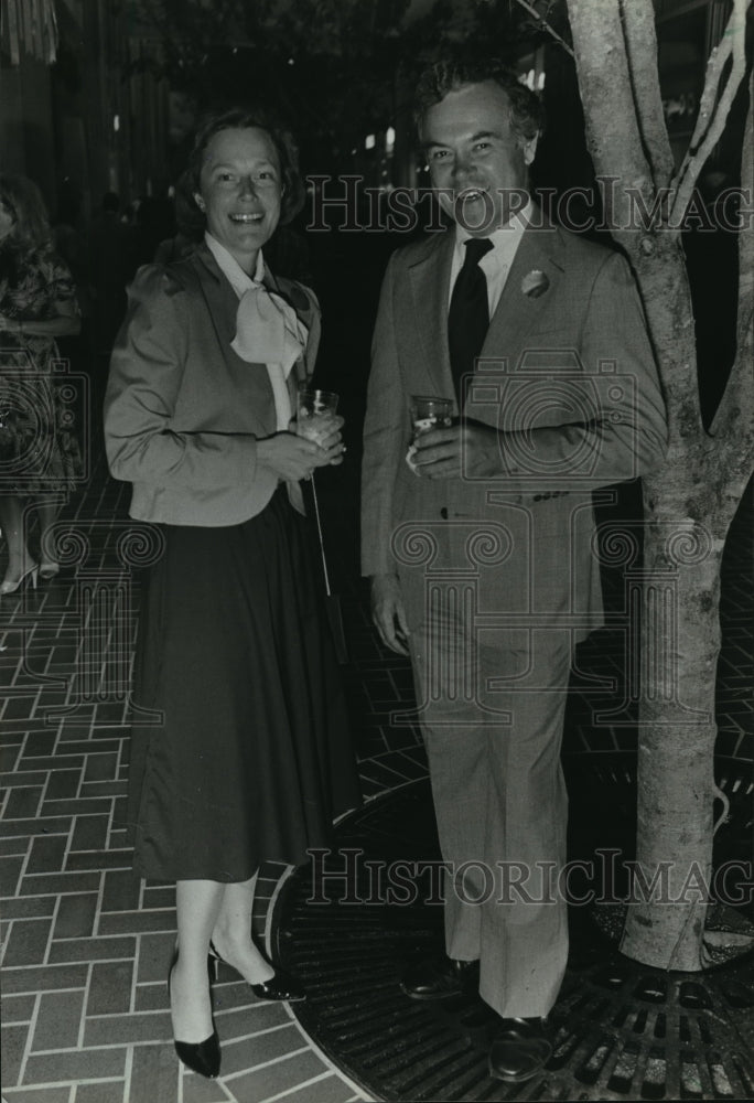1982 Press Photo Ted Wedemeyer, judge, and wife Sue, Grand Avenue retail center - Historic Images