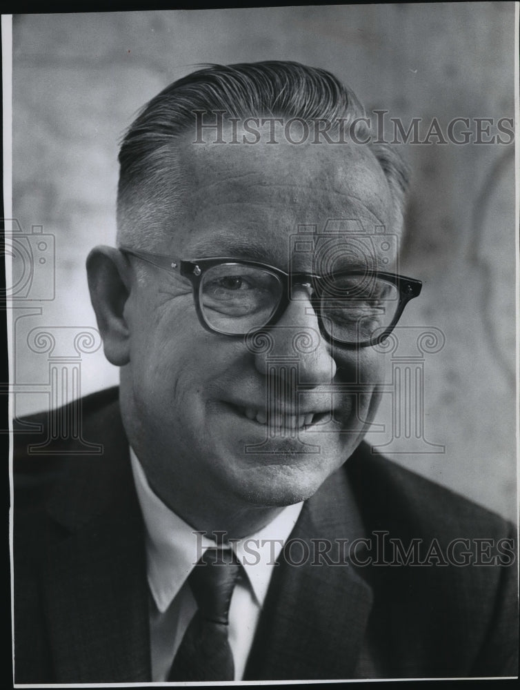 1969 Press Photo Henry J. Wantoch, Milwaukee Safety Commission managing director - Historic Images