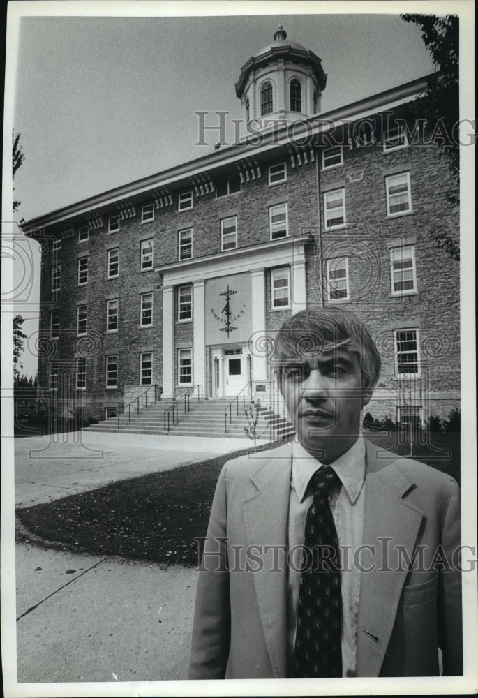 1981 Press Photo Richard Warch, president of Lawrence University, outdoors - Historic Images