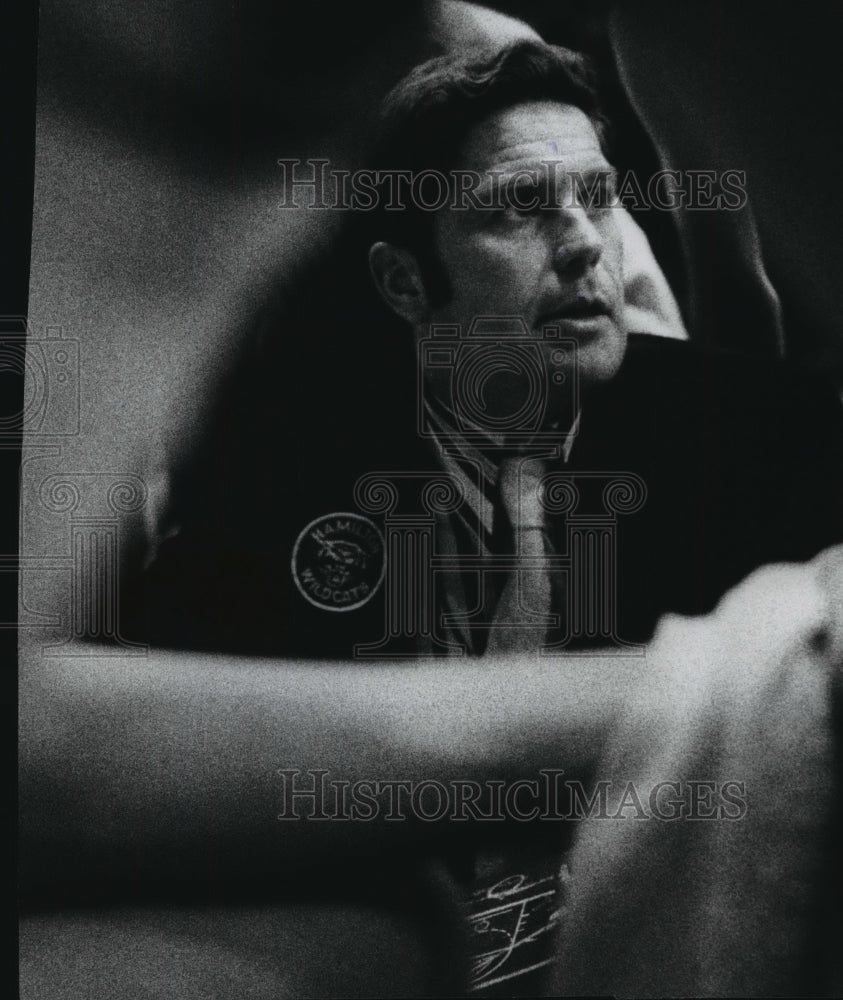 1972 Press Photo Jerry Warczak, Winning Hamilton Coach, watches intently - Historic Images