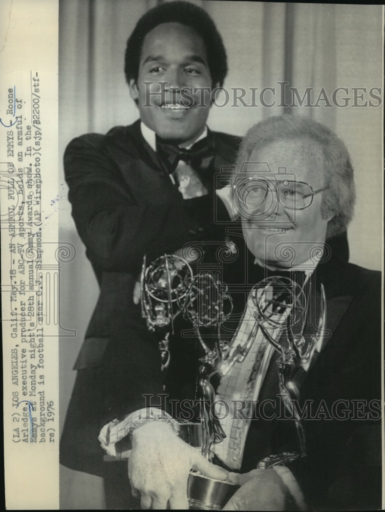 1976 Press Photo Roone Arledge, O.J. Simpson at 28th Emmy Awards, Los Angeles CA - Historic Images