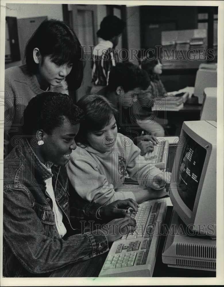 1985 Press Photo Students work on a computer at Washington High School. - Historic Images