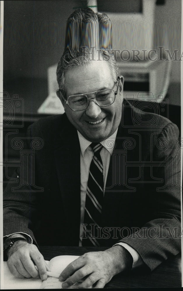 1989 Press Photo Arthur Wasserman of Cardinal Stritch College smiles - Historic Images