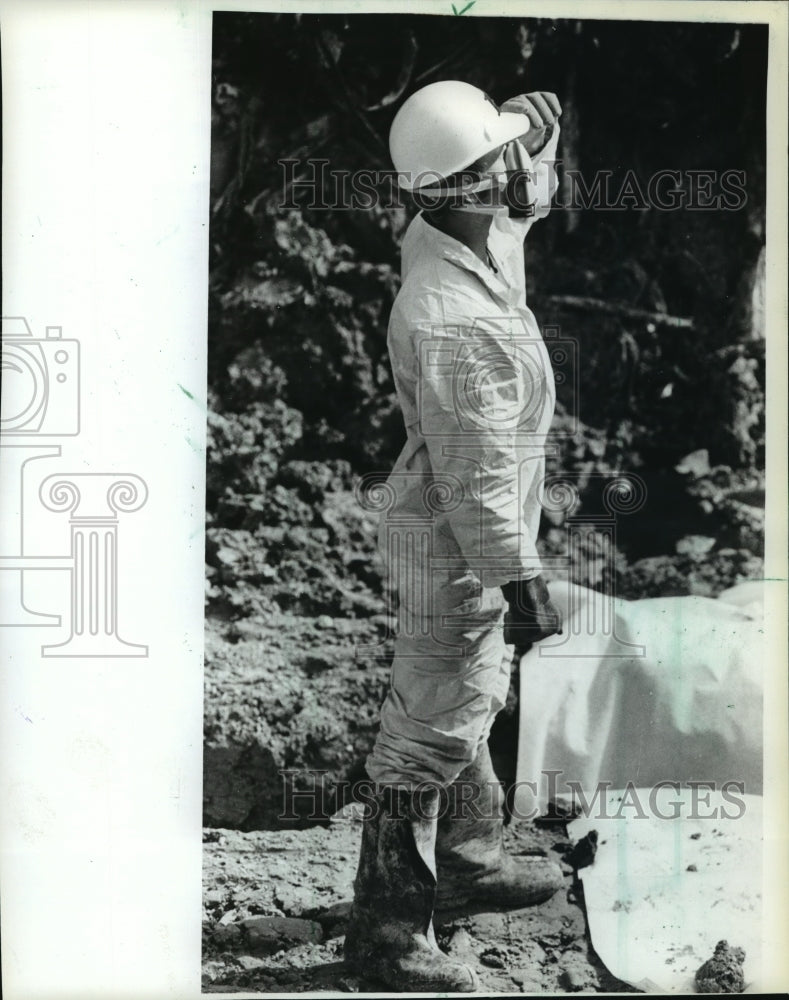 1983 Press Photo Waste Management worker in protective garb and mask - mja25331 - Historic Images