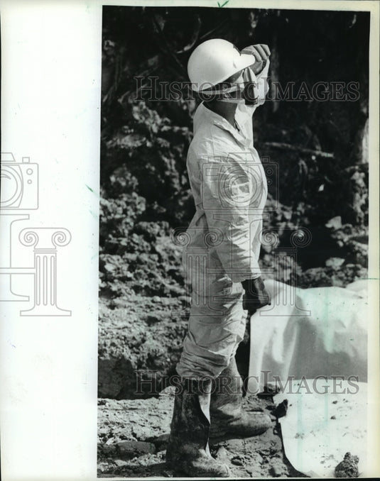 1983 Press Photo Waste Management worker in protective garb and mask - mja25331 - Historic Images