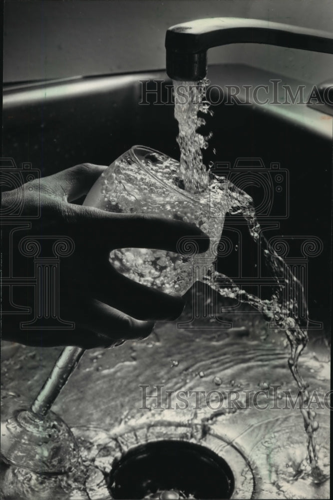 1989 Press Photo Milwaukee Water Works cut lead levels in household tap water - Historic Images