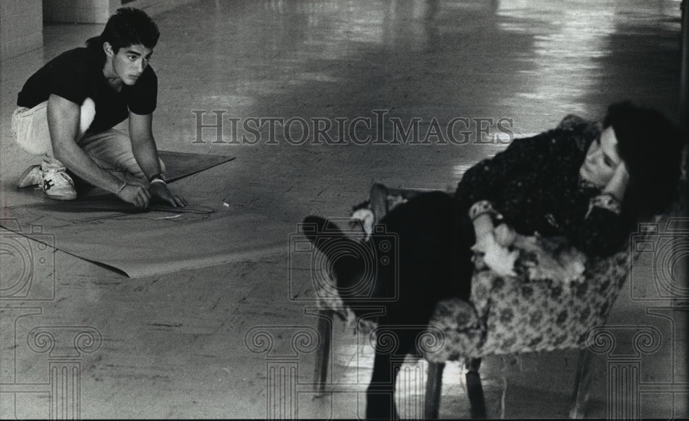 1990 Press Photo Jon Imig works on a sketch at Waukesha South High School - Historic Images