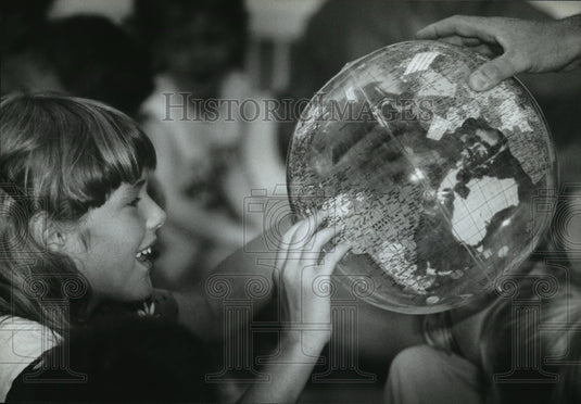 1994 Press Photo Jenny Oswald finds Wisconsin and Australia in globe - mja25480 - Historic Images