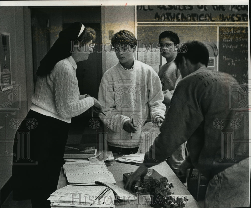 1989 Press Photo Sister Kay Warning explains an algebra problem to some students - Historic Images