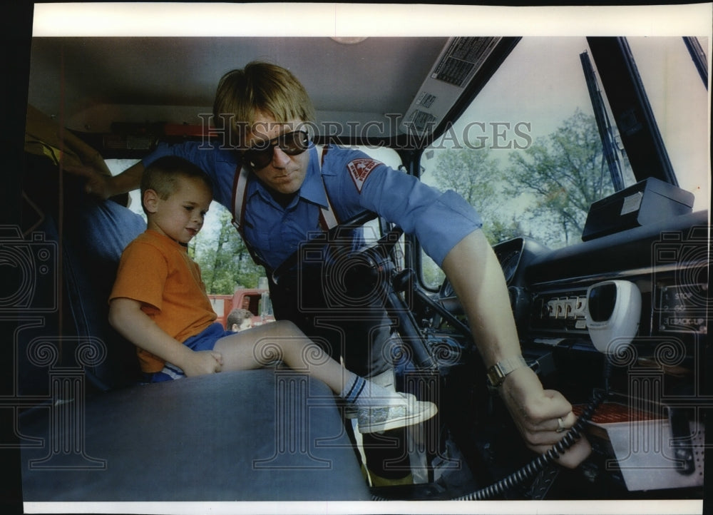 1993 Press Photo Nathen Meyer visits the Town of Waukesha fire station - Historic Images