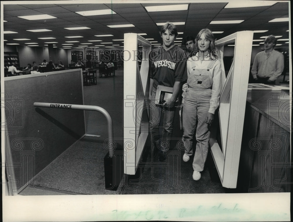 1983 Dave Steffen and Marianne McGivern went through electronic gate-Historic Images
