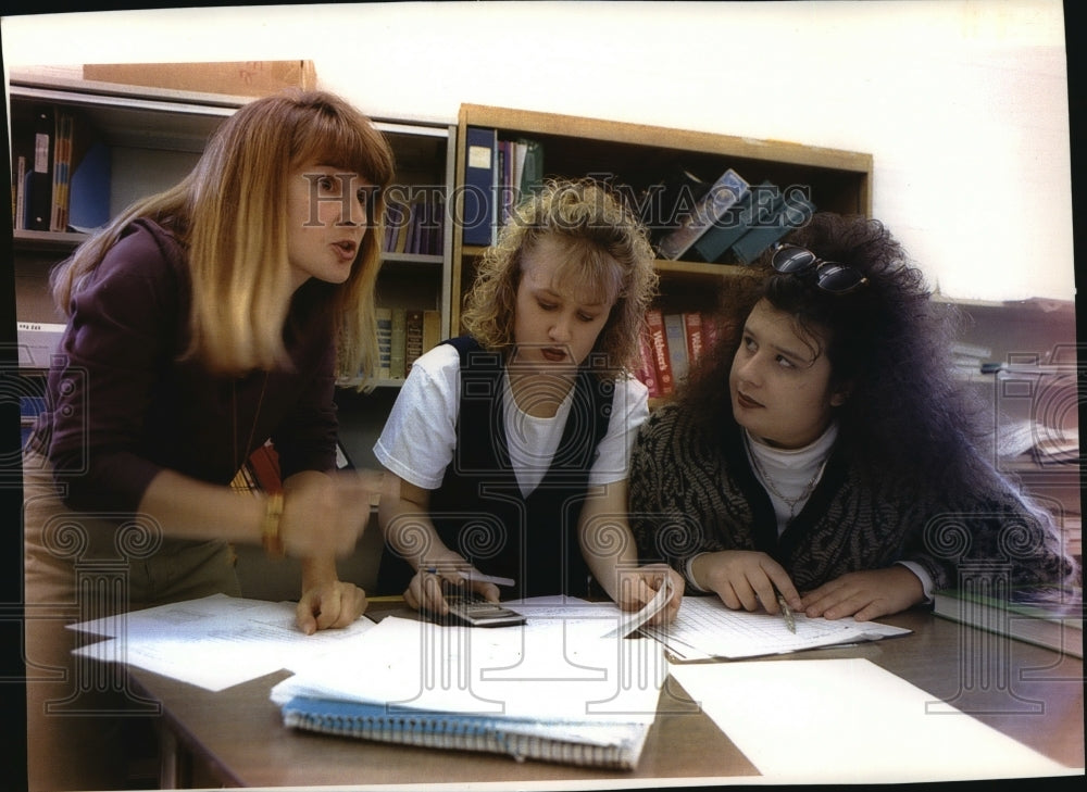 1994 Press Photo Teacher Brenda Ness describes to students their assignment - Historic Images