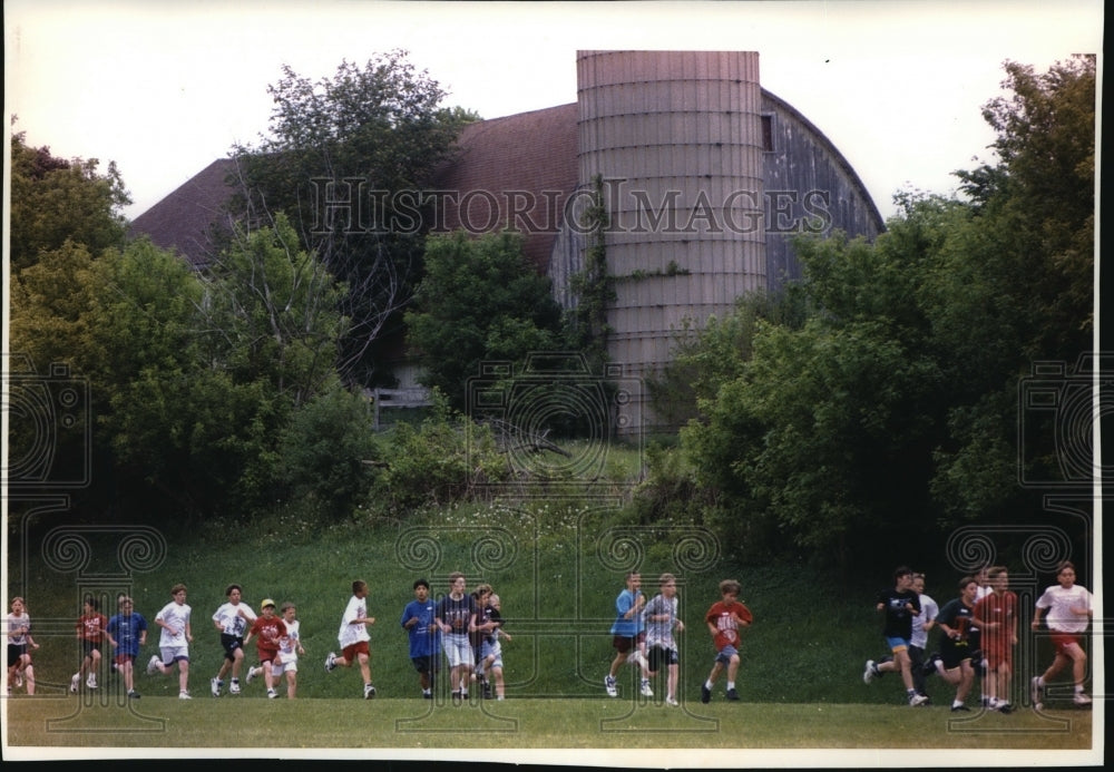 1994 Press Photo Waukesha pupils compete in annual Sixth Grade Cross Country - Historic Images