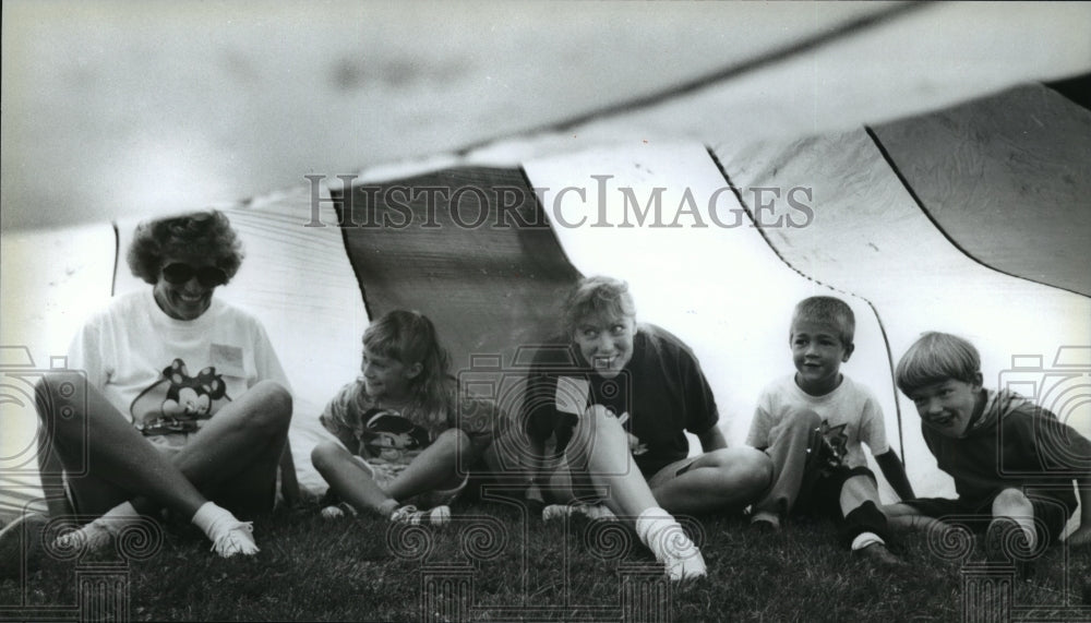 1994 Press Photo Donna Sommers sits under a parachute with a parent &amp; pupils - Historic Images