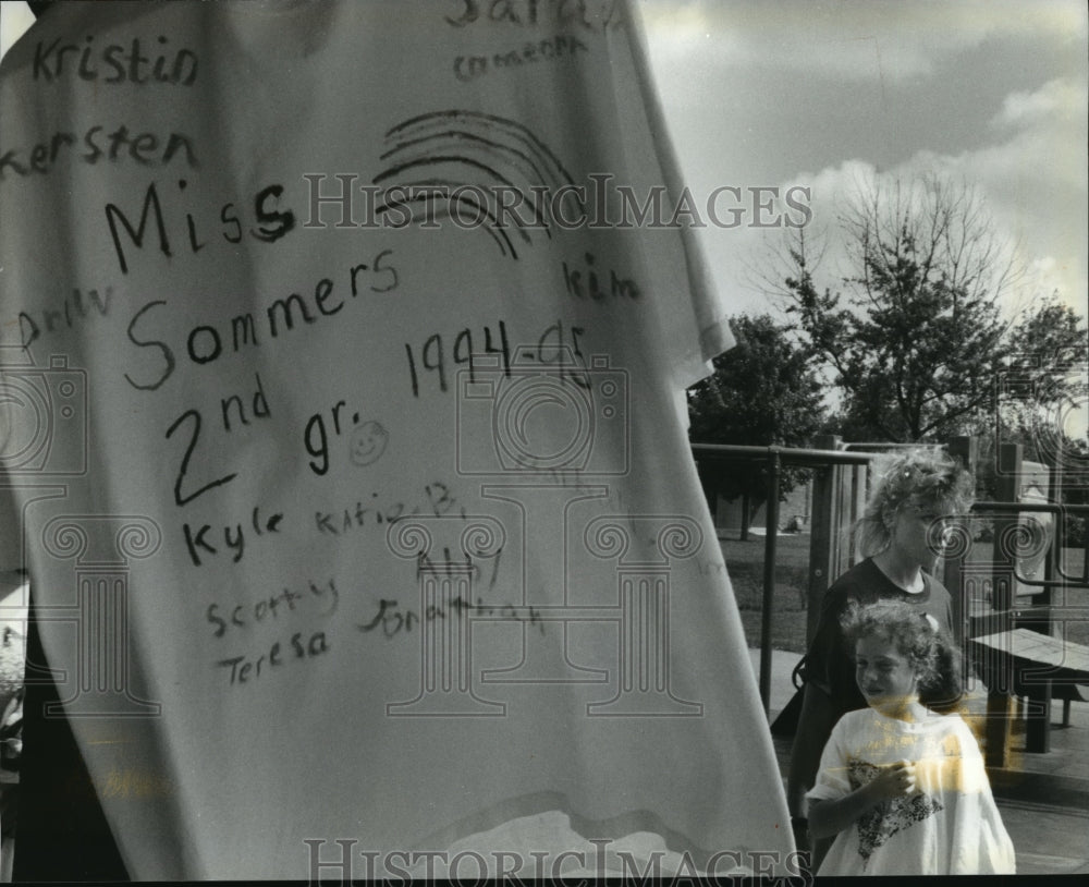 1994 Press Photo Waukesha students sign T-shirt for their teacher Donna Sommers - Historic Images