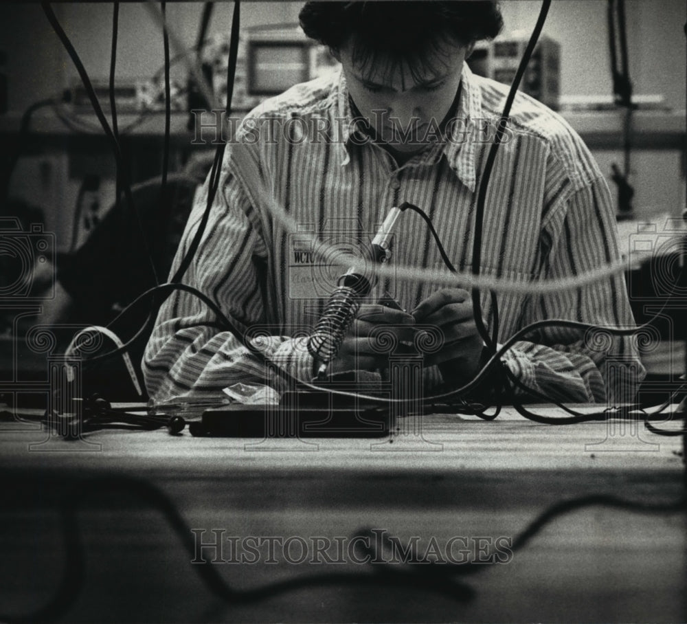1991 Press Photo Aaron Stoddard works on printed circuit board during a skills - Historic Images