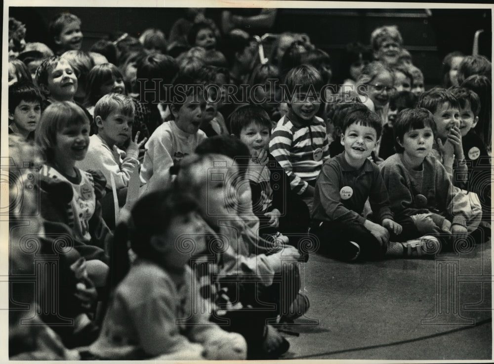 1991 Press Photo Bethseda Elementary students watch a performance, Waukesha WI - Historic Images