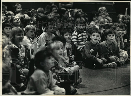 1991 Press Photo Bethseda Elementary students watch a performance, Waukesha WI - Historic Images