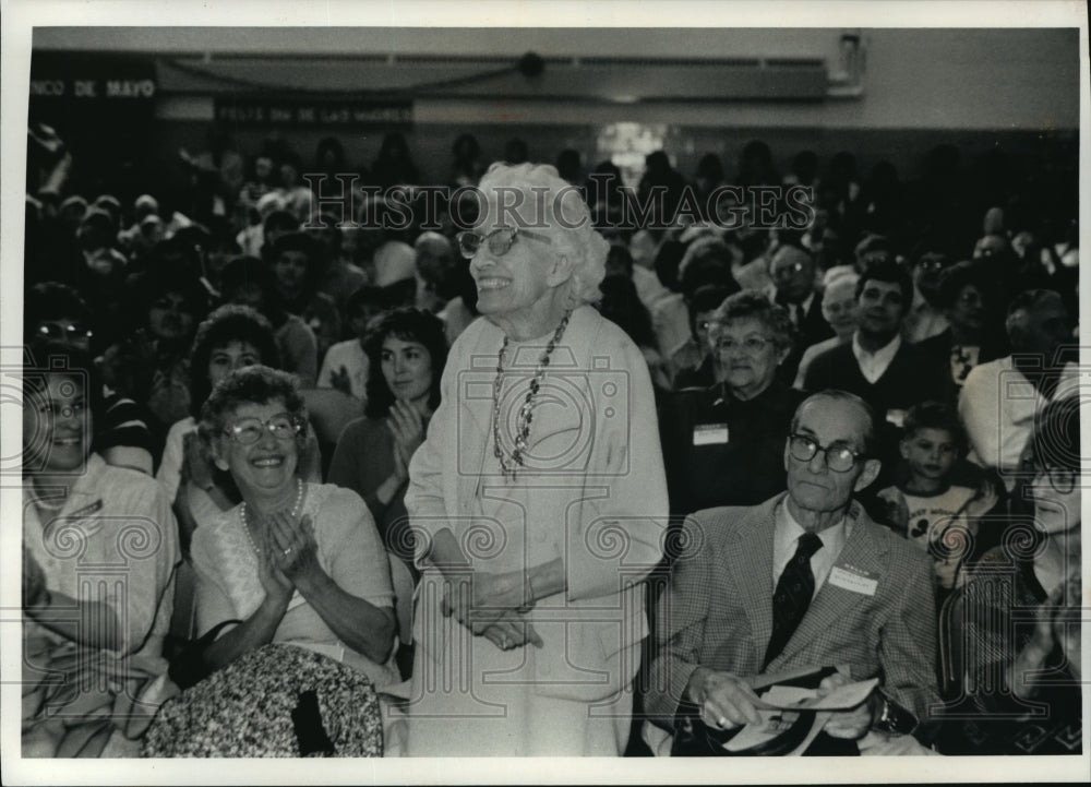 1991 Press Photo Ruby Winzenried is applauded, Lester Winzenreid, Waukesha, WI - Historic Images