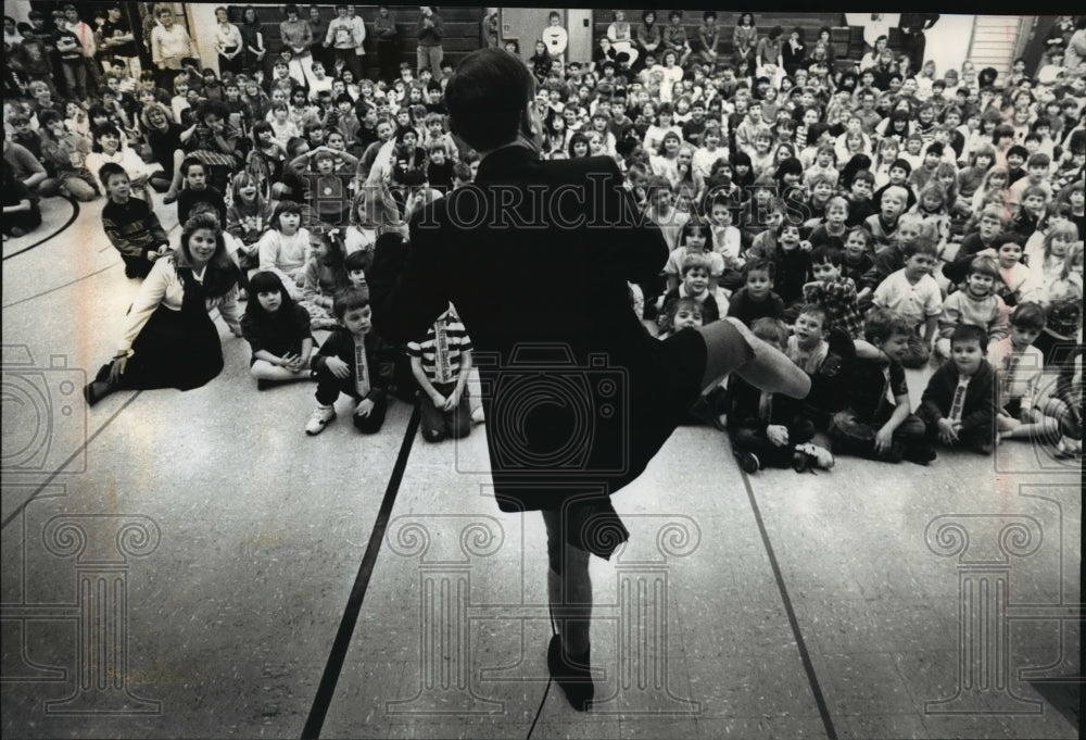 1990 Press Photo Dale Heinen, Blair Elementary Principal shows some leg Waukesha - Historic Images